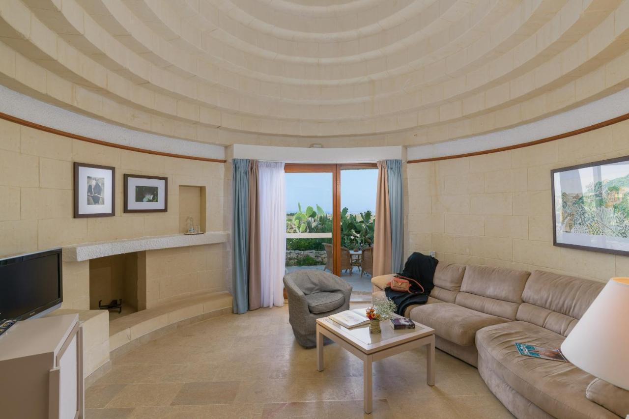 Hotel Ta' Cenc & Spa Sannat Екстер'єр фото A living room in a suite at the Atlantis Paradise Island