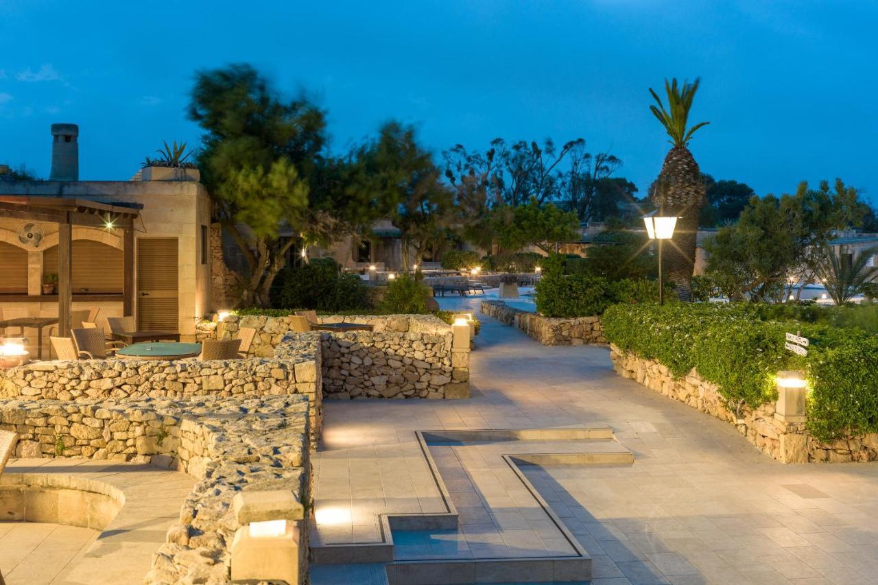 Hotel Ta' Cenc & Spa Sannat Екстер'єр фото The resort at night