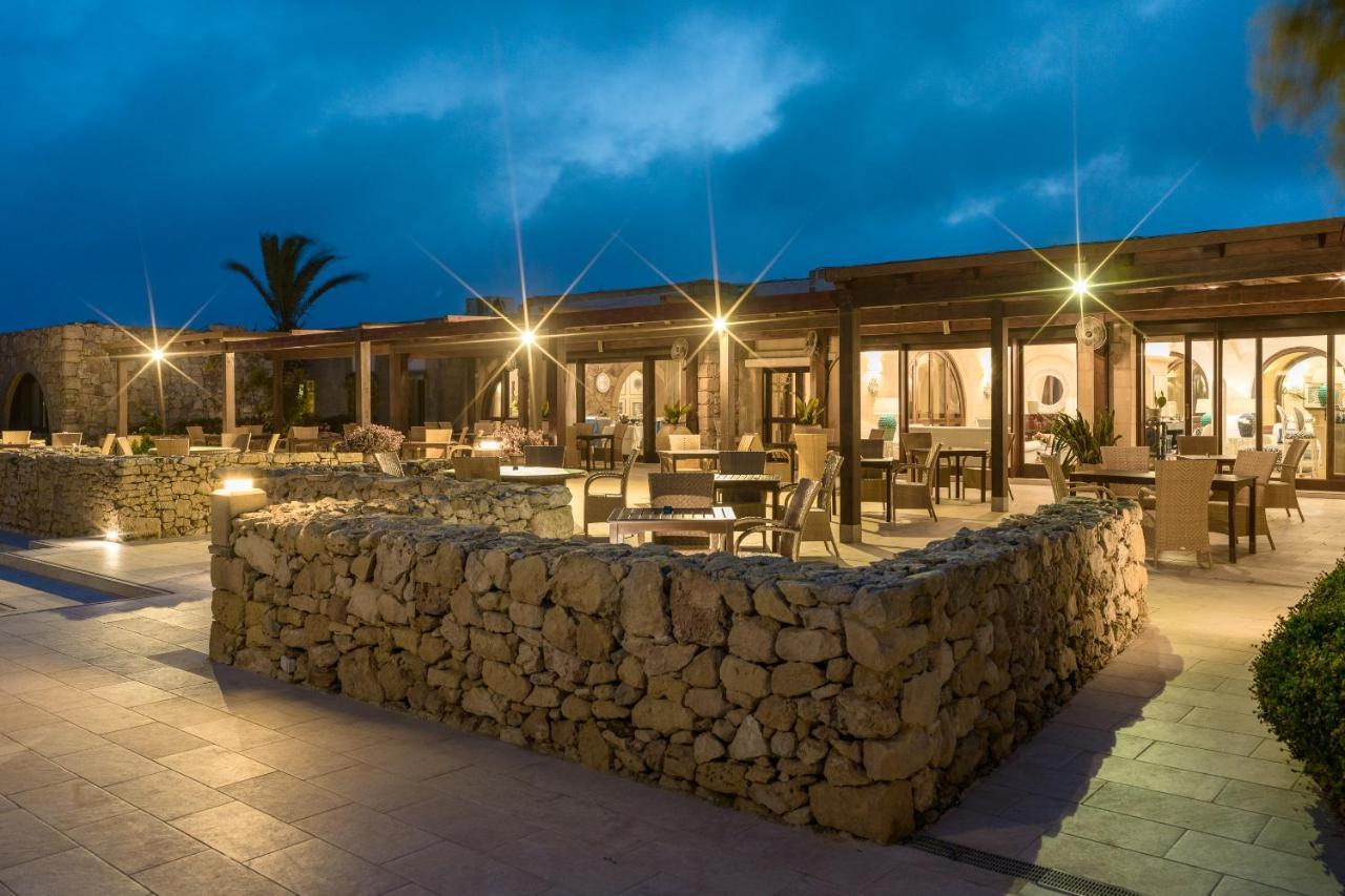 Hotel Ta' Cenc & Spa Sannat Екстер'єр фото The restaurant at night